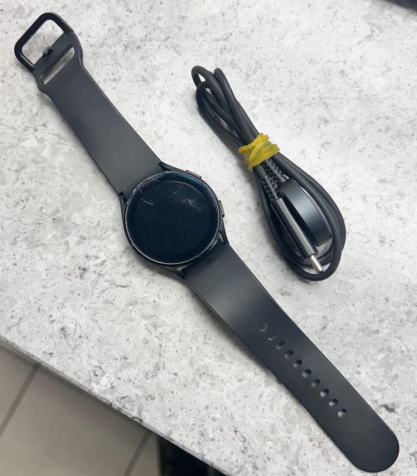 Samsung Galaxy Watch 4 (GPS) Classic 40mm Smart Watch - Black - included charger